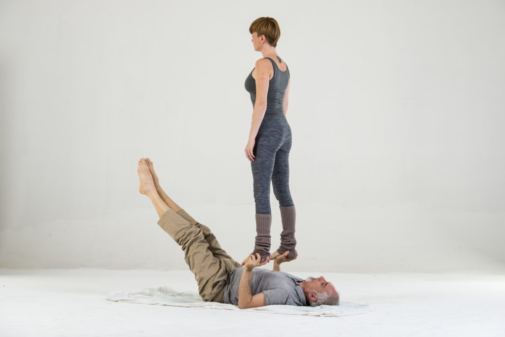 AcroYoga póz - foot to hand